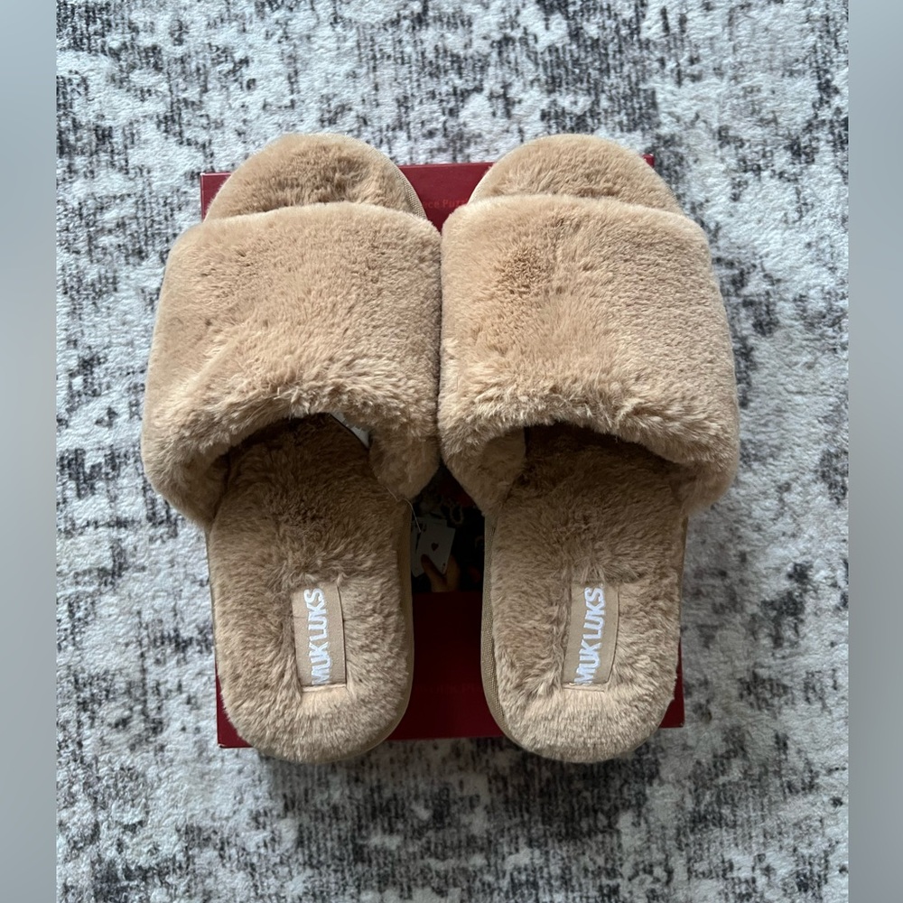 NWOT Mukluk Fuzzy Slides
